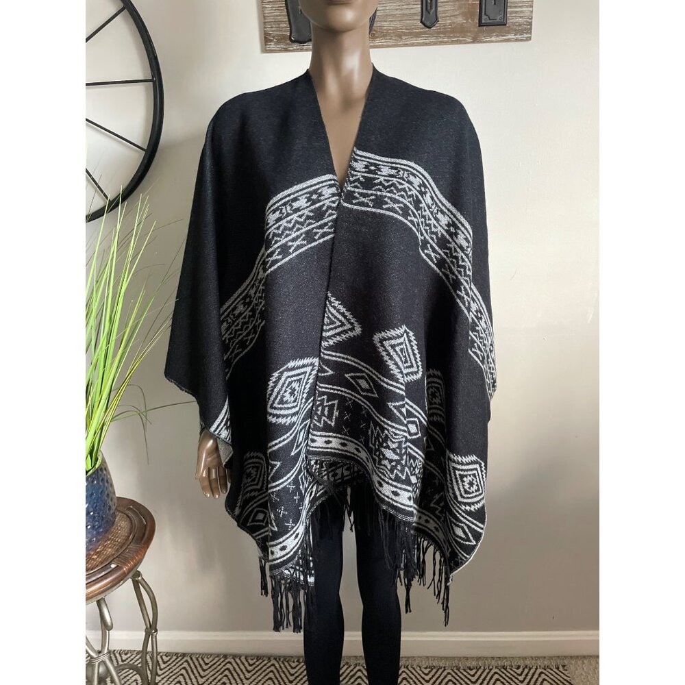 JUST JAMIE Black & White Geometric Pattern Poncho OSFM